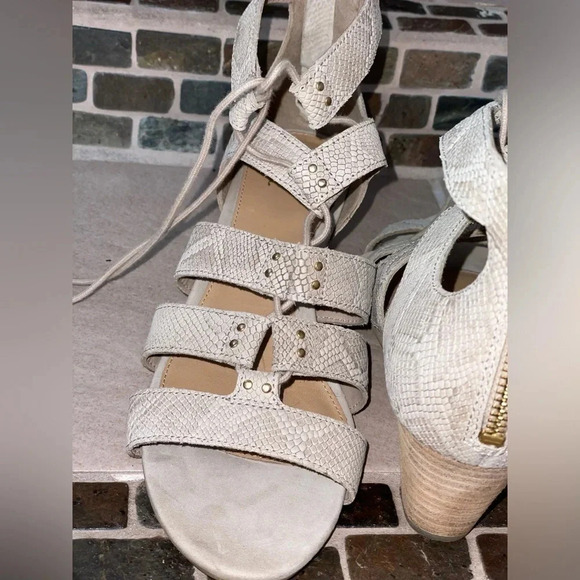 UGG Australia Women's Yasmin Snake caged Wedge | Horchata size 8 - Picture 12 of 16